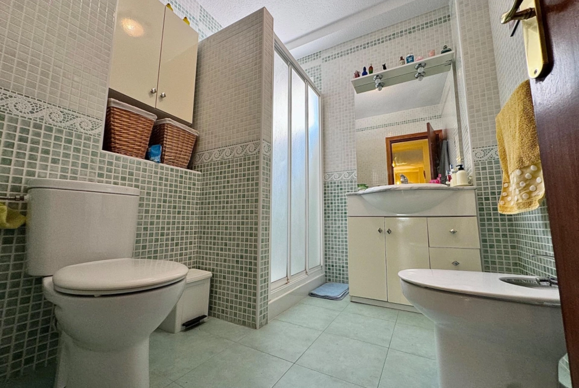 Oportunidad! Amplio y luminoso apartamento con terraza (Sur)  a 300 metros de la playa del cura