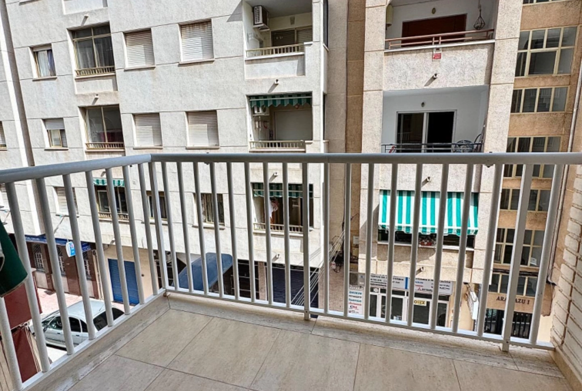 Oportunidad! Amplio y luminoso apartamento con terraza (Sur)  a 300 metros de la playa del cura