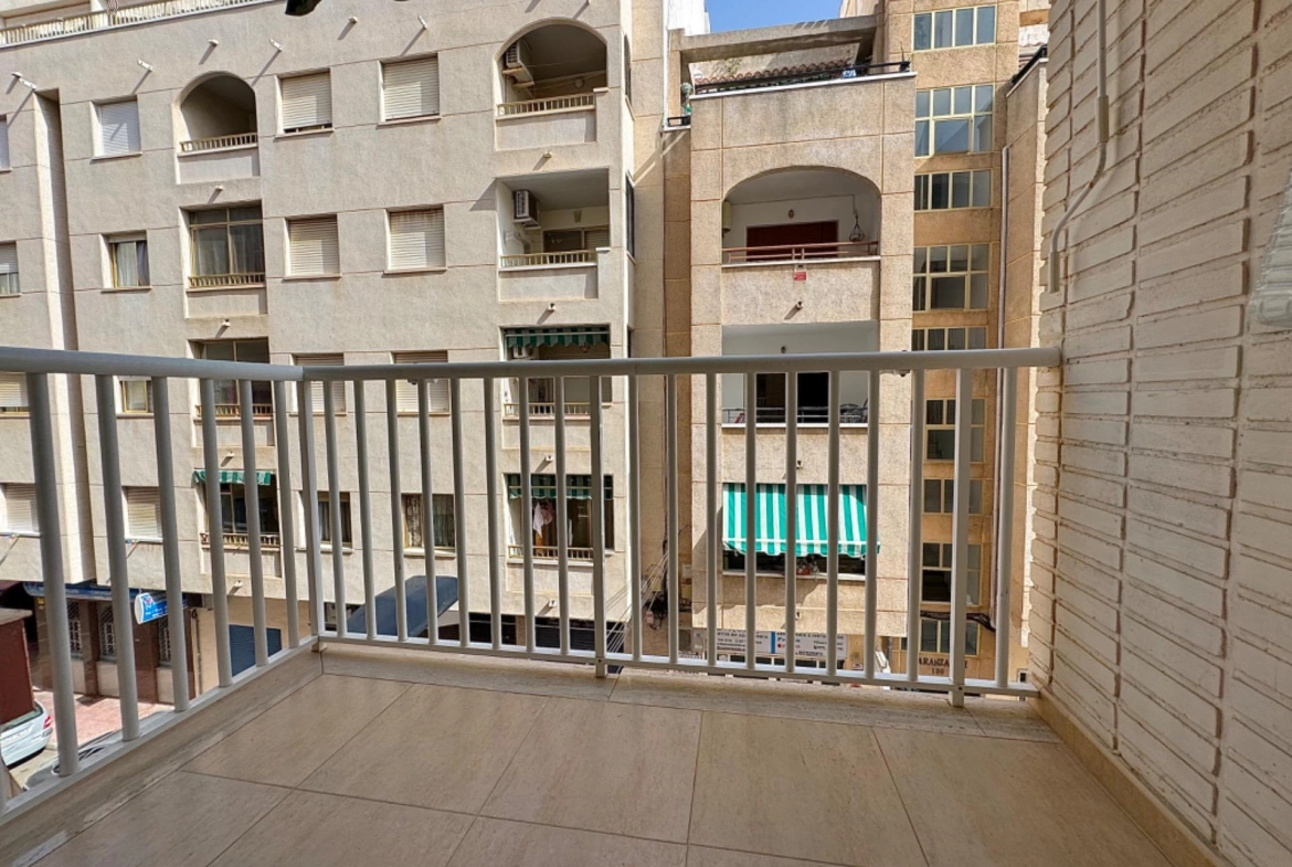 Oportunidad! Amplio y luminoso apartamento con terraza (Sur)  a 300 metros de la playa del cura