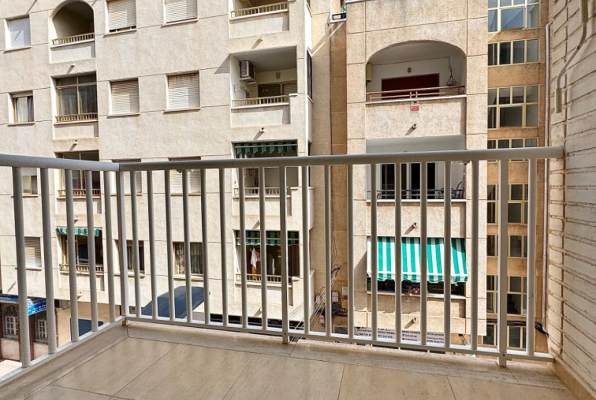 Oportunidad! Amplio y luminoso apartamento con terraza (Sur)  a 300 metros de la playa del cura