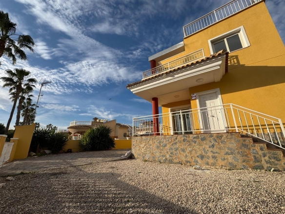 VILLA DE OBRA NUEVA CON 430 M2 DE PARCELA. 117 M2 DE CASA. 3 DORM. 2 BAÑOS. PISCINA. SOLARIUM.