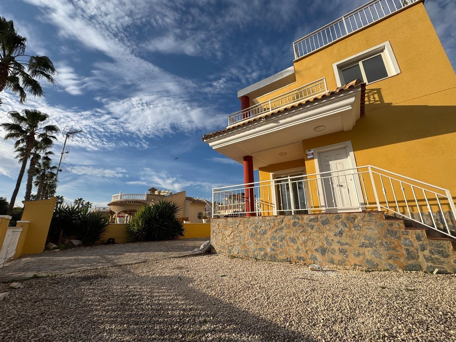 VILLA DE OBRA NUEVA CON 430 M2 DE PARCELA. 117 M2 DE CASA. 3 DORM. 2 BAÑOS. PISCINA. SOLARIUM.
