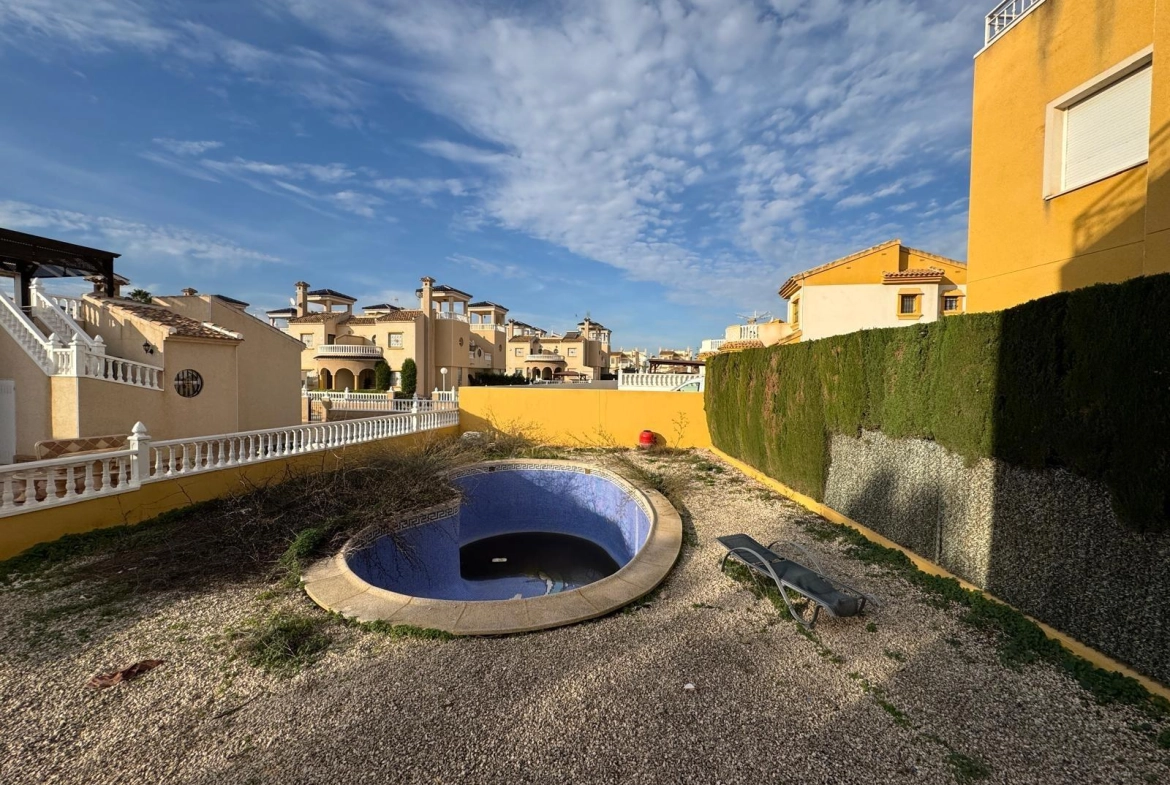 VILLA DE OBRA NUEVA CON 430 M2 DE PARCELA. 117 M2 DE CASA. 3 DORM. 2 BAÑOS. PISCINA. SOLARIUM.