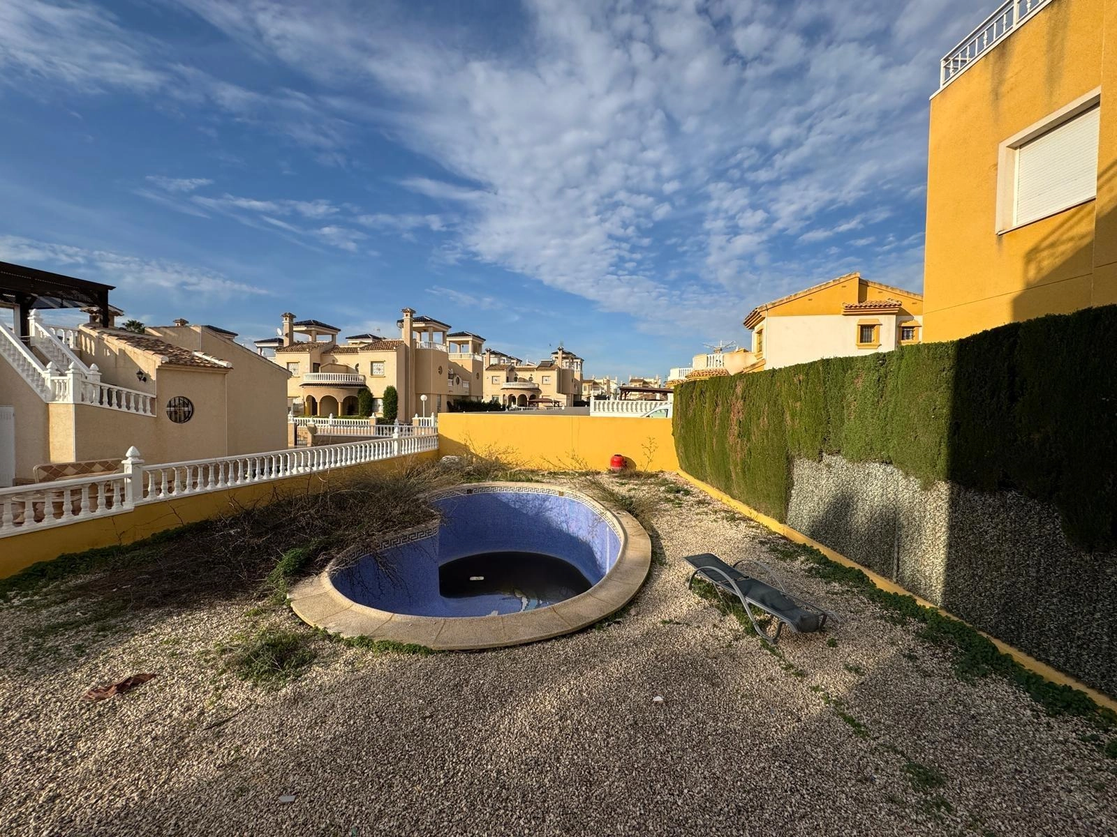 VILLA DE OBRA NUEVA CON 430 M2 DE PARCELA. 117 M2 DE CASA. 3 DORM. 2 BAÑOS. PISCINA. SOLARIUM.