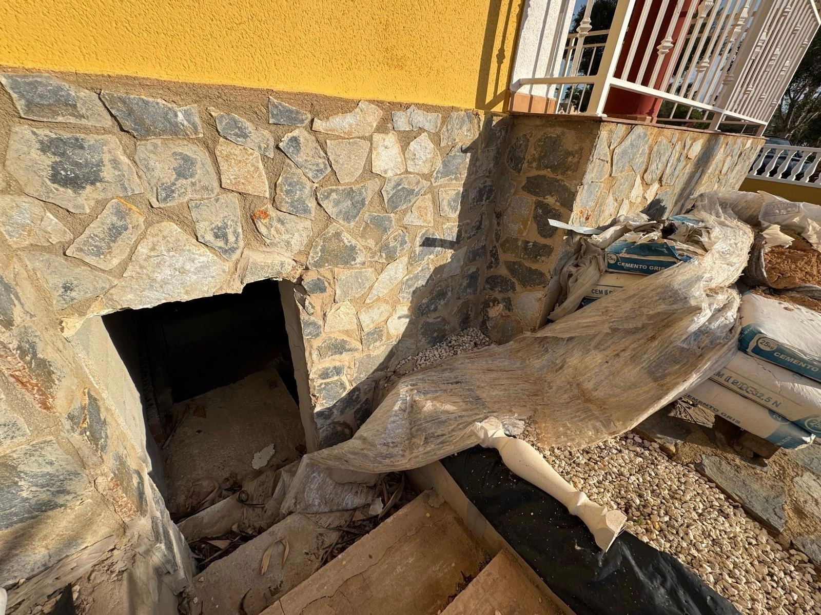 VILLA DE OBRA NUEVA CON 430 M2 DE PARCELA. 117 M2 DE CASA. 3 DORM. 2 BAÑOS. PISCINA. SOLARIUM.