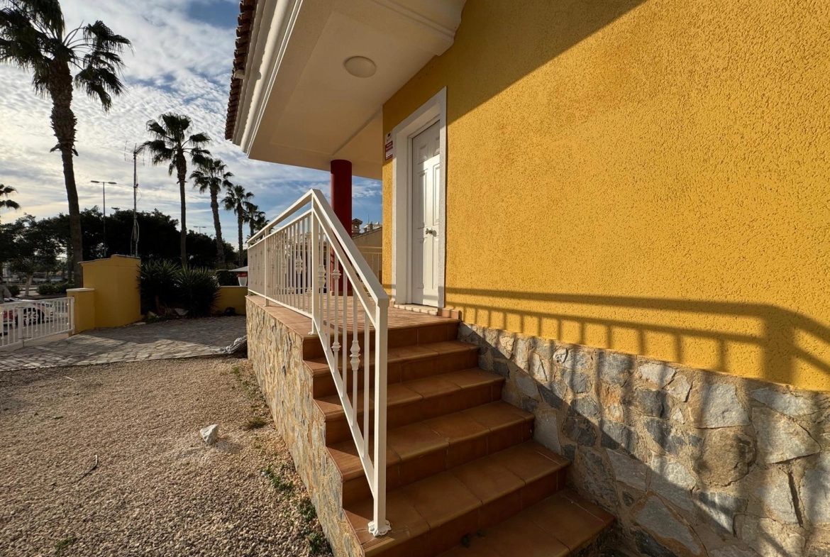 VILLA DE OBRA NUEVA CON 430 M2 DE PARCELA. 117 M2 DE CASA. 3 DORM. 2 BAÑOS. PISCINA. SOLARIUM.