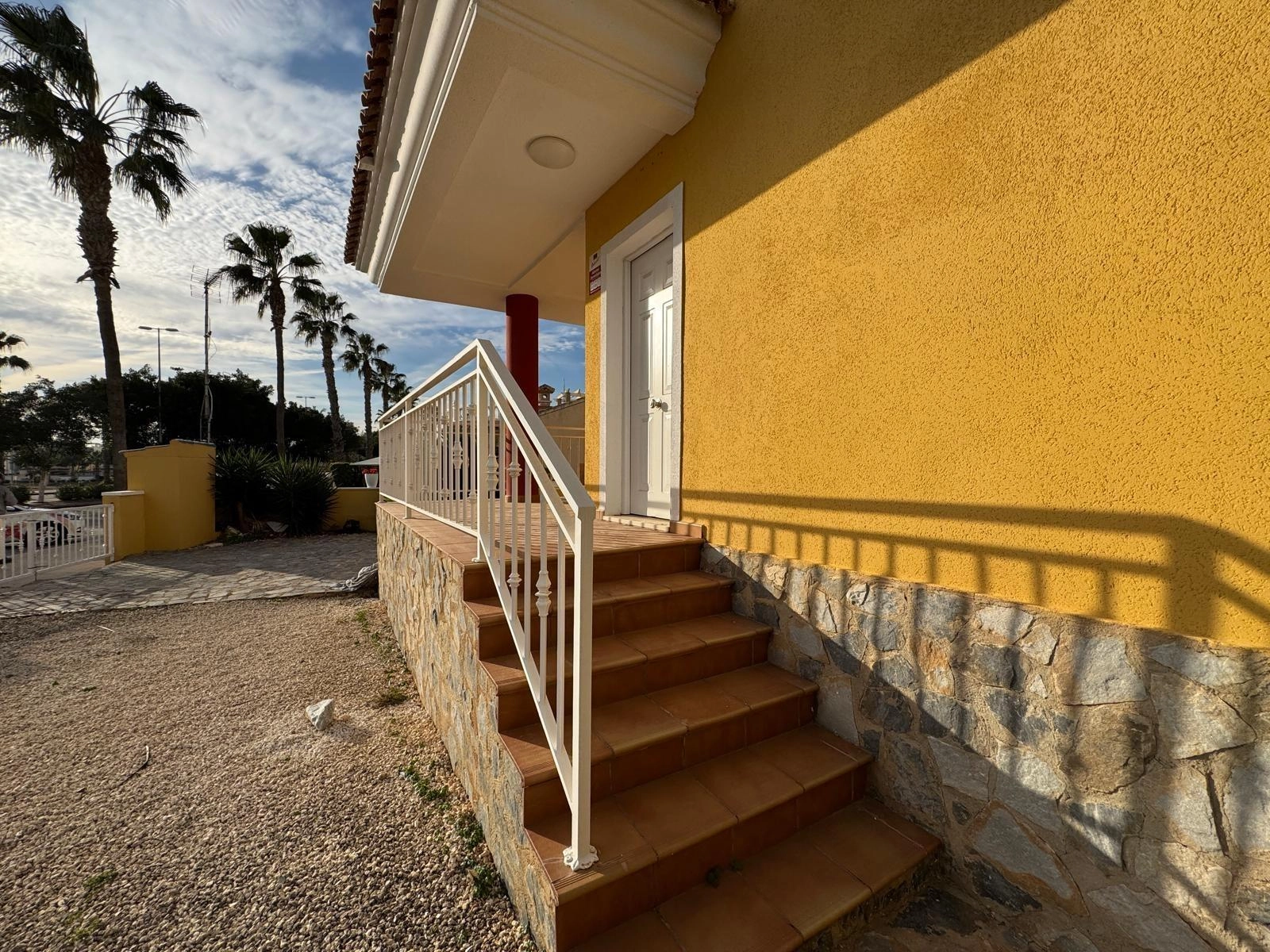 VILLA DE OBRA NUEVA CON 430 M2 DE PARCELA. 117 M2 DE CASA. 3 DORM. 2 BAÑOS. PISCINA. SOLARIUM.