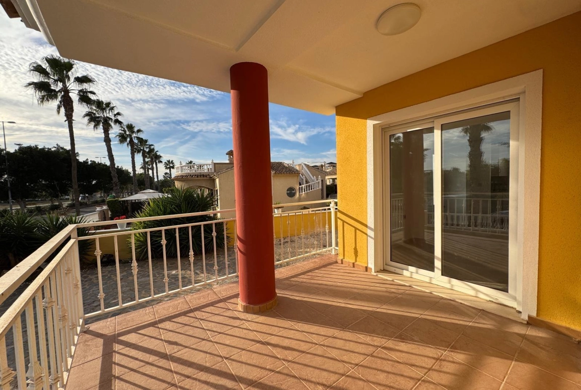 VILLA DE OBRA NUEVA CON 430 M2 DE PARCELA. 117 M2 DE CASA. 3 DORM. 2 BAÑOS. PISCINA. SOLARIUM.