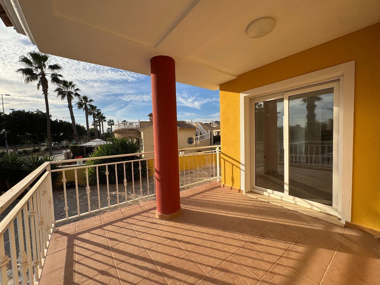 VILLA DE OBRA NUEVA CON 430 M2 DE PARCELA. 117 M2 DE CASA. 3 DORM. 2 BAÑOS. PISCINA. SOLARIUM.