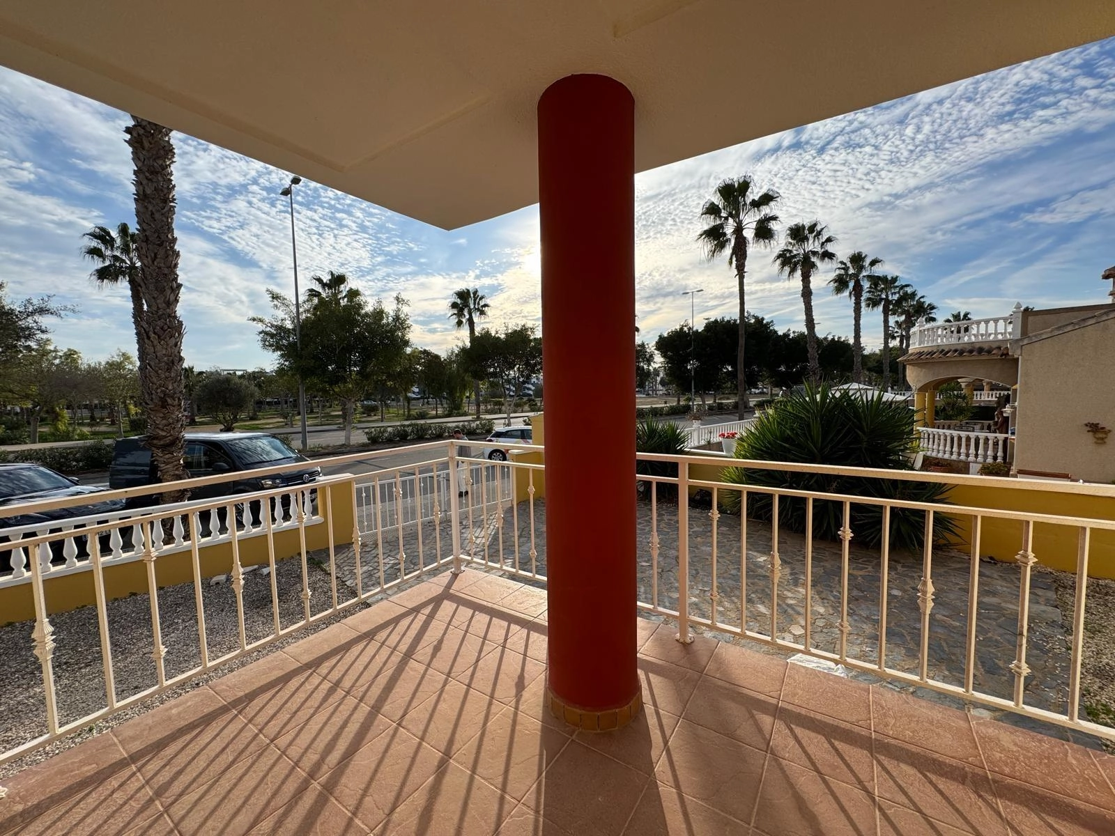 VILLA DE OBRA NUEVA CON 430 M2 DE PARCELA. 117 M2 DE CASA. 3 DORM. 2 BAÑOS. PISCINA. SOLARIUM.