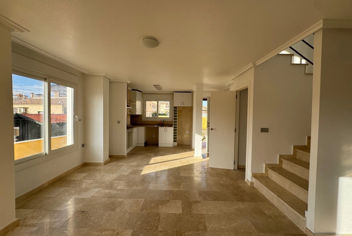 VILLA DE OBRA NUEVA CON 430 M2 DE PARCELA. 117 M2 DE CASA. 3 DORM. 2 BAÑOS. PISCINA. SOLARIUM.