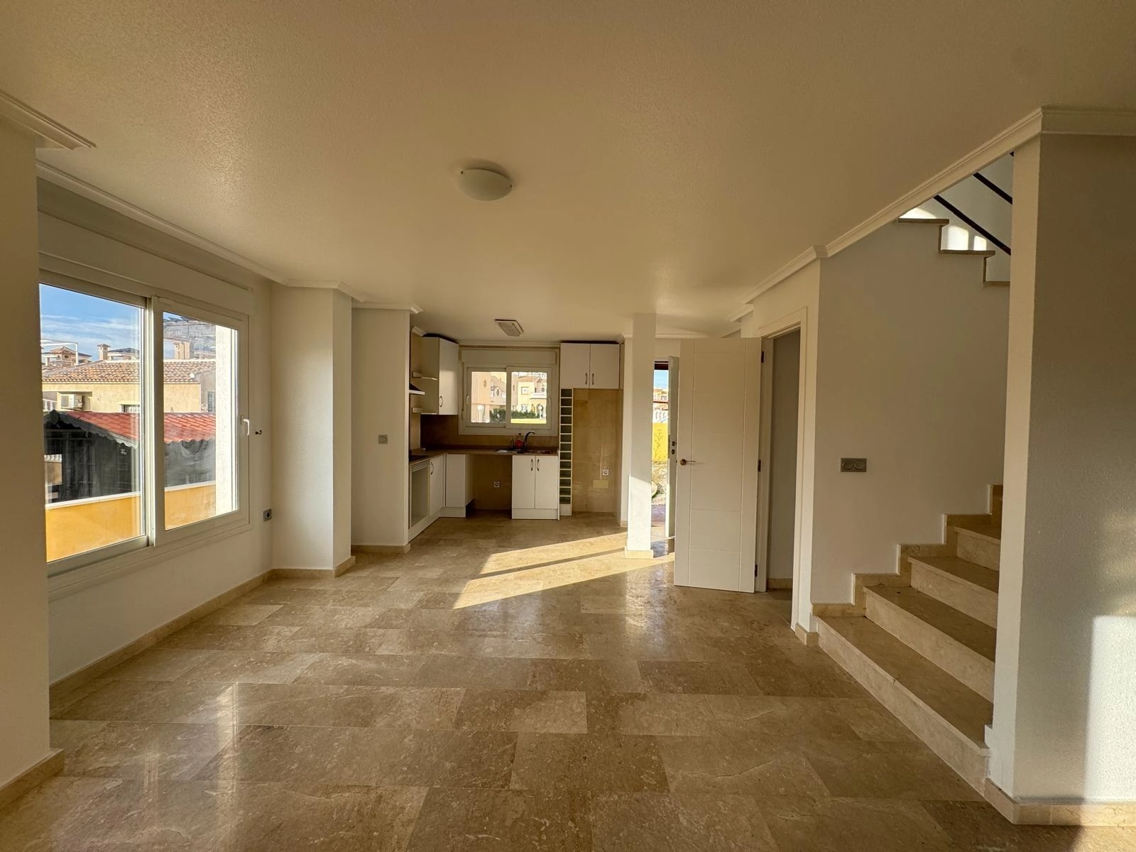 VILLA DE OBRA NUEVA CON 430 M2 DE PARCELA. 117 M2 DE CASA. 3 DORM. 2 BAÑOS. PISCINA. SOLARIUM.