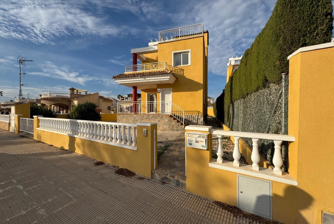 VILLA DE OBRA NUEVA CON 430 M2 DE PARCELA. 117 M2 DE CASA. 3 DORM. 2 BAÑOS. PISCINA. SOLARIUM.