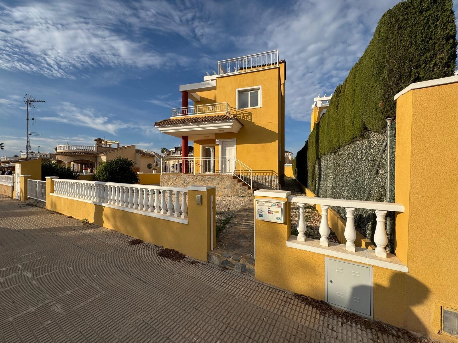 VILLA DE OBRA NUEVA CON 430 M2 DE PARCELA. 117 M2 DE CASA. 3 DORM. 2 BAÑOS. PISCINA. SOLARIUM.