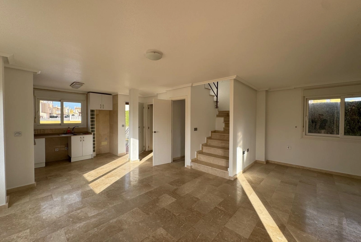 VILLA DE OBRA NUEVA CON 430 M2 DE PARCELA. 117 M2 DE CASA. 3 DORM. 2 BAÑOS. PISCINA. SOLARIUM.