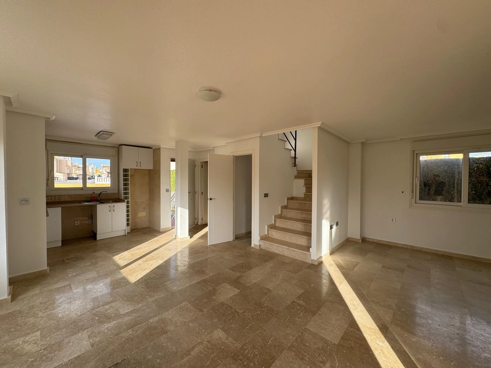 VILLA DE OBRA NUEVA CON 430 M2 DE PARCELA. 117 M2 DE CASA. 3 DORM. 2 BAÑOS. PISCINA. SOLARIUM.