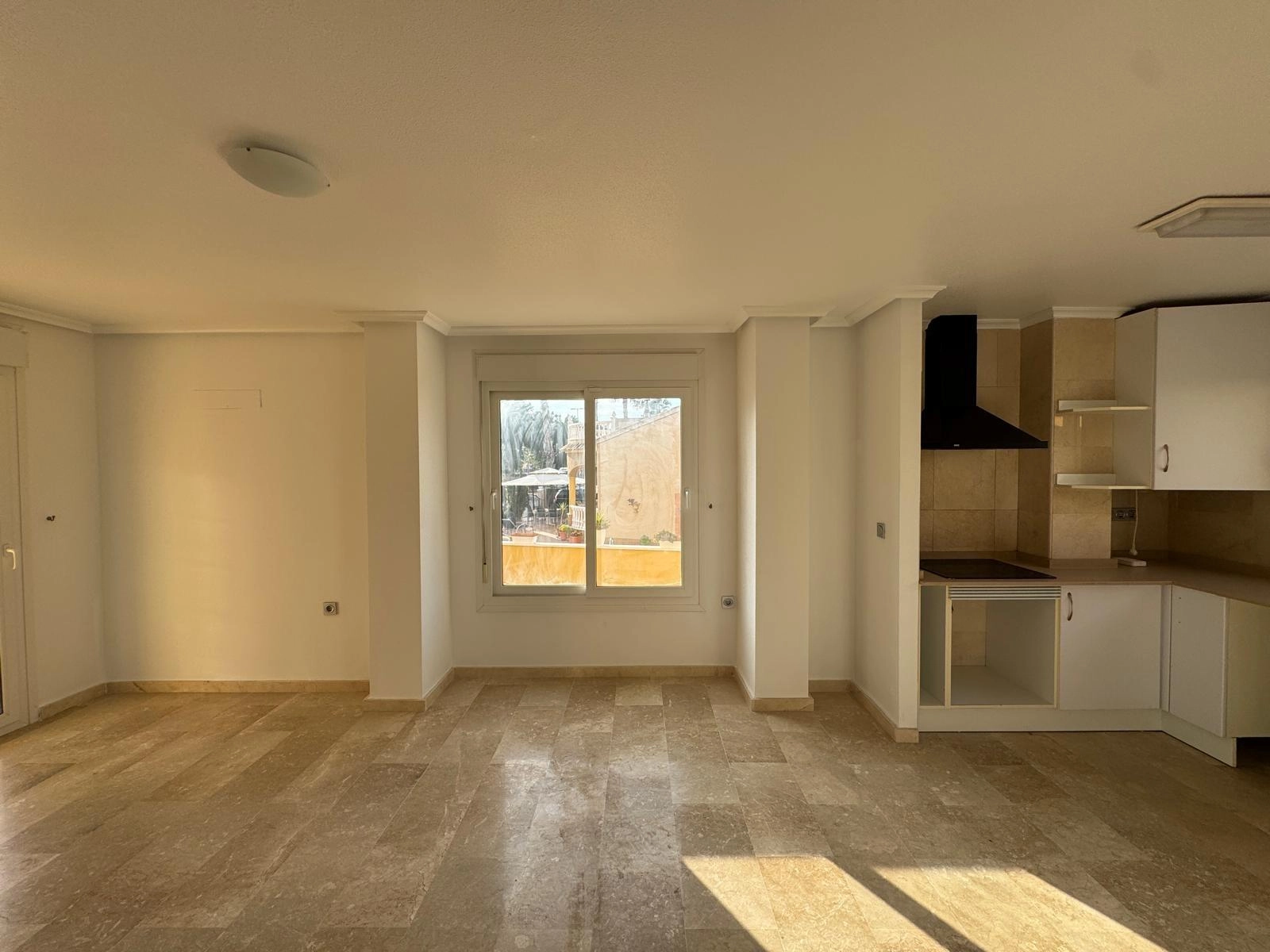 VILLA DE OBRA NUEVA CON 430 M2 DE PARCELA. 117 M2 DE CASA. 3 DORM. 2 BAÑOS. PISCINA. SOLARIUM.
