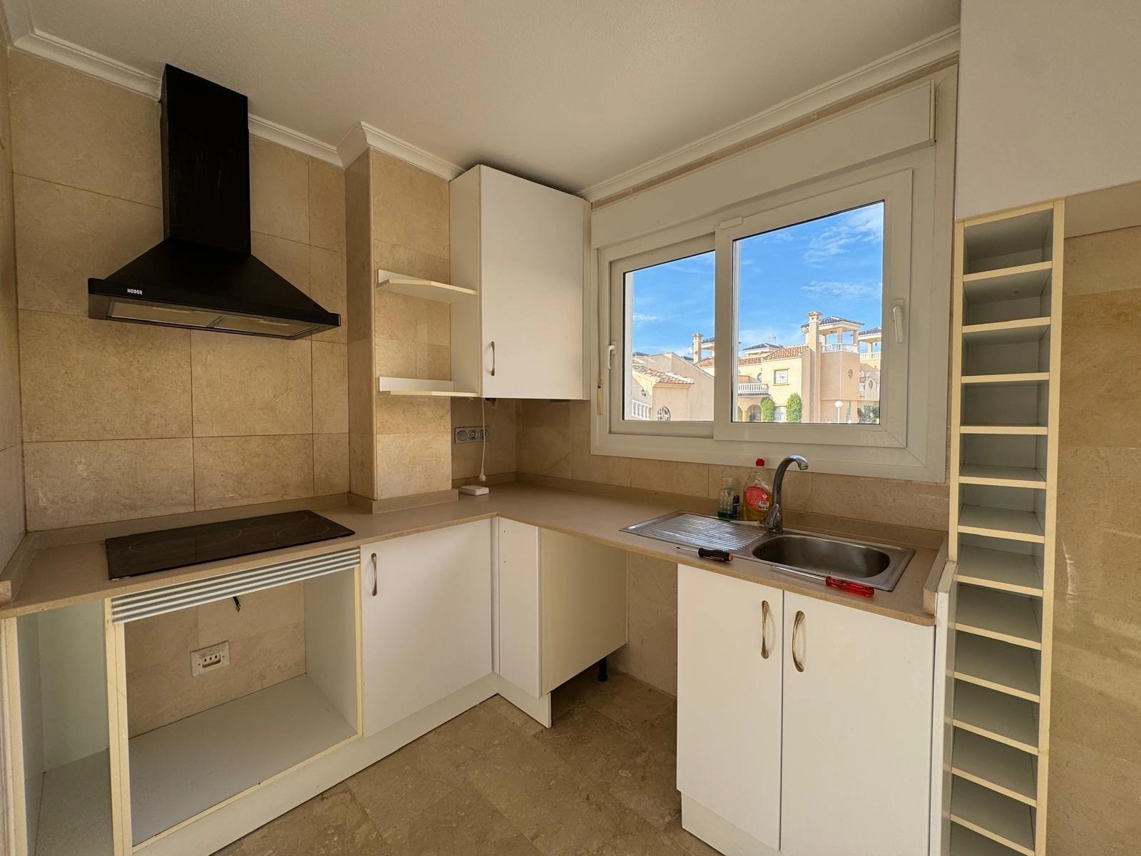 VILLA DE OBRA NUEVA CON 430 M2 DE PARCELA. 117 M2 DE CASA. 3 DORM. 2 BAÑOS. PISCINA. SOLARIUM.