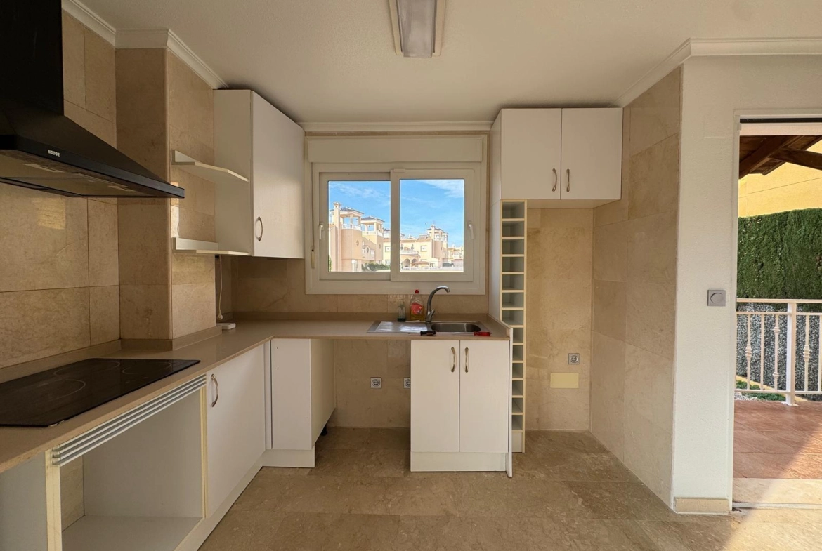 VILLA DE OBRA NUEVA CON 430 M2 DE PARCELA. 117 M2 DE CASA. 3 DORM. 2 BAÑOS. PISCINA. SOLARIUM.