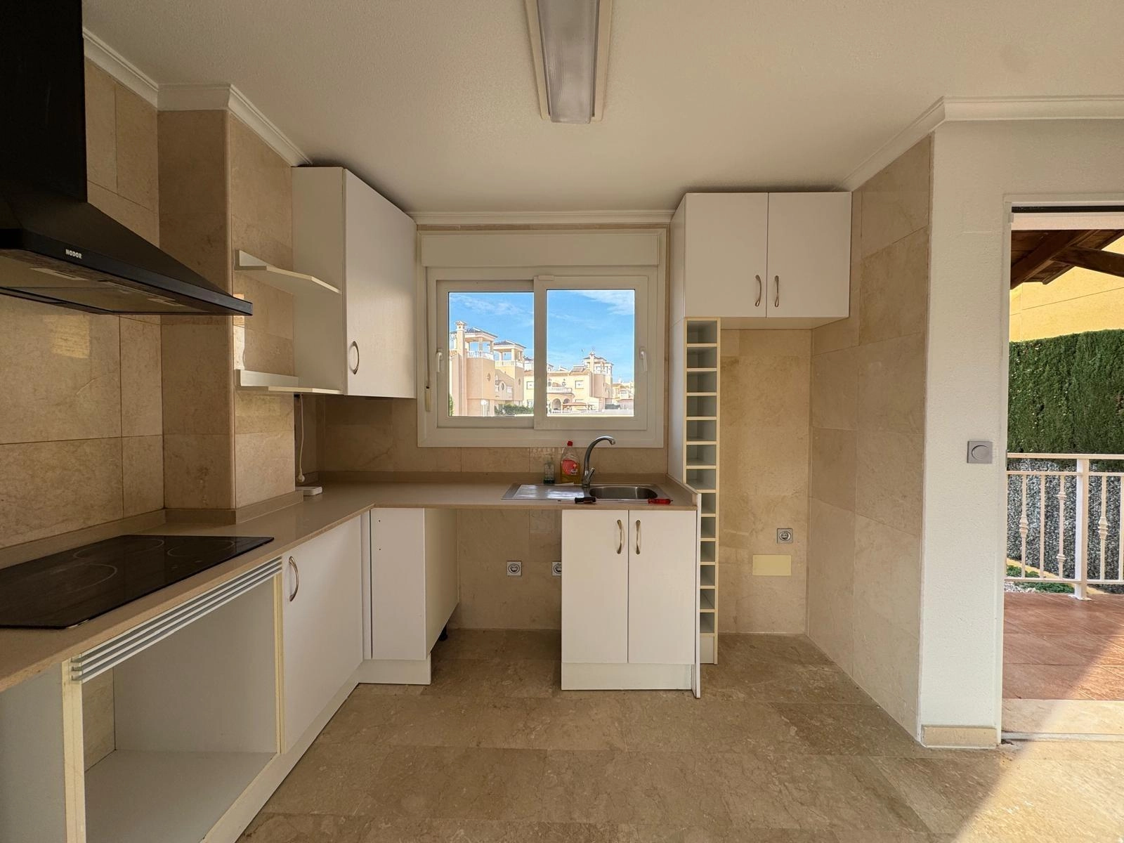 VILLA DE OBRA NUEVA CON 430 M2 DE PARCELA. 117 M2 DE CASA. 3 DORM. 2 BAÑOS. PISCINA. SOLARIUM.