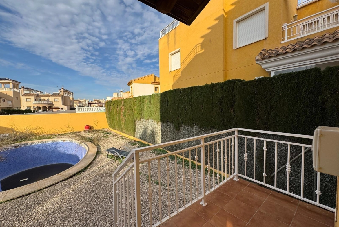VILLA DE OBRA NUEVA CON 430 M2 DE PARCELA. 117 M2 DE CASA. 3 DORM. 2 BAÑOS. PISCINA. SOLARIUM.