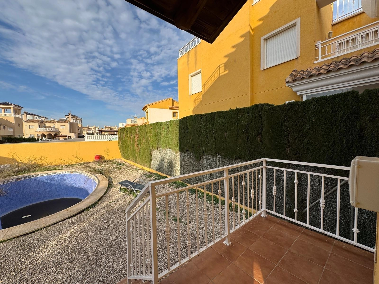 VILLA DE OBRA NUEVA CON 430 M2 DE PARCELA. 117 M2 DE CASA. 3 DORM. 2 BAÑOS. PISCINA. SOLARIUM.
