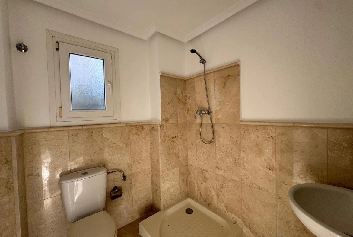 VILLA DE OBRA NUEVA CON 430 M2 DE PARCELA. 117 M2 DE CASA. 3 DORM. 2 BAÑOS. PISCINA. SOLARIUM.