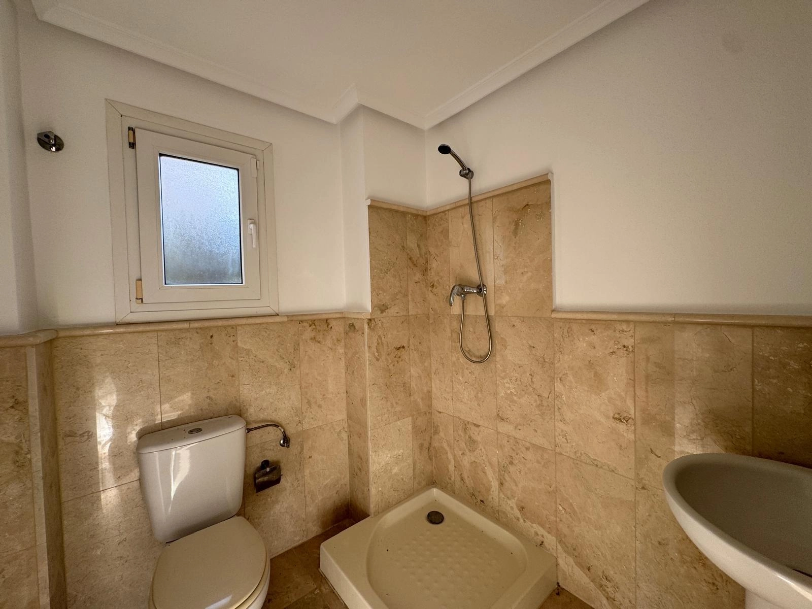 VILLA DE OBRA NUEVA CON 430 M2 DE PARCELA. 117 M2 DE CASA. 3 DORM. 2 BAÑOS. PISCINA. SOLARIUM.