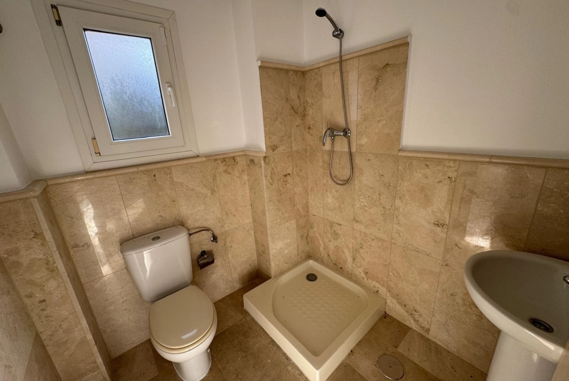 VILLA DE OBRA NUEVA CON 430 M2 DE PARCELA. 117 M2 DE CASA. 3 DORM. 2 BAÑOS. PISCINA. SOLARIUM.