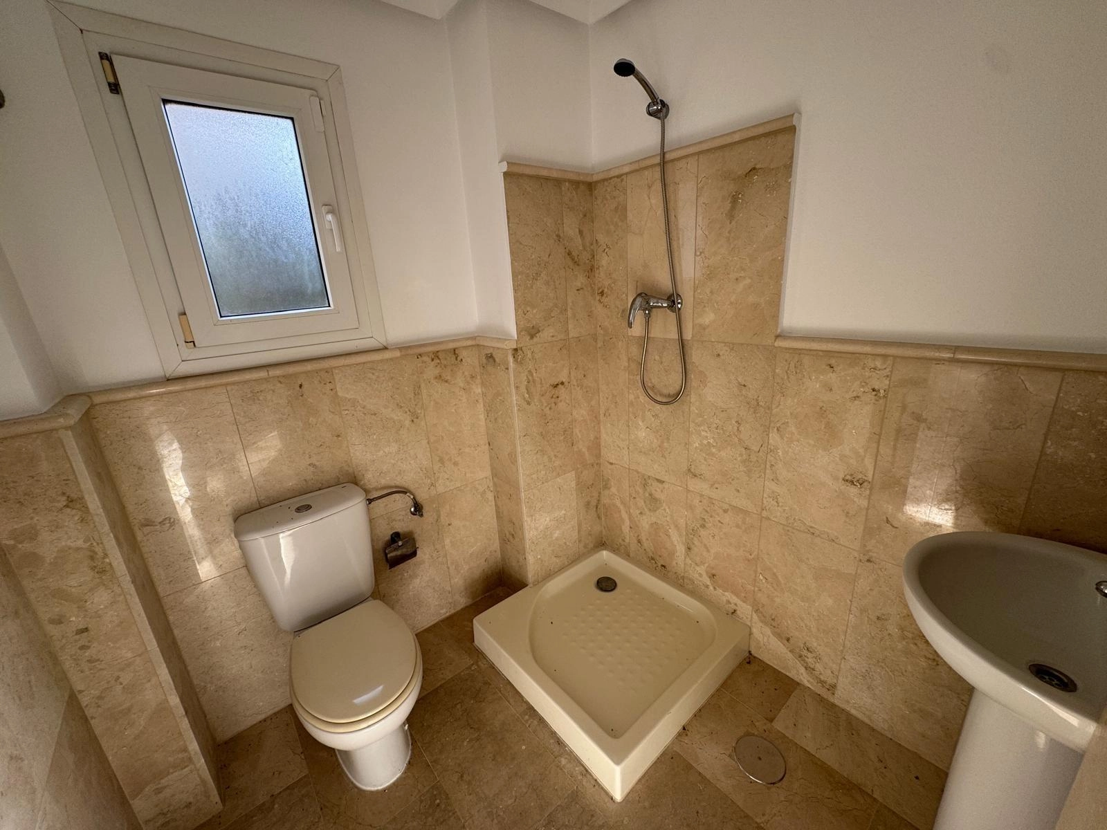 VILLA DE OBRA NUEVA CON 430 M2 DE PARCELA. 117 M2 DE CASA. 3 DORM. 2 BAÑOS. PISCINA. SOLARIUM.