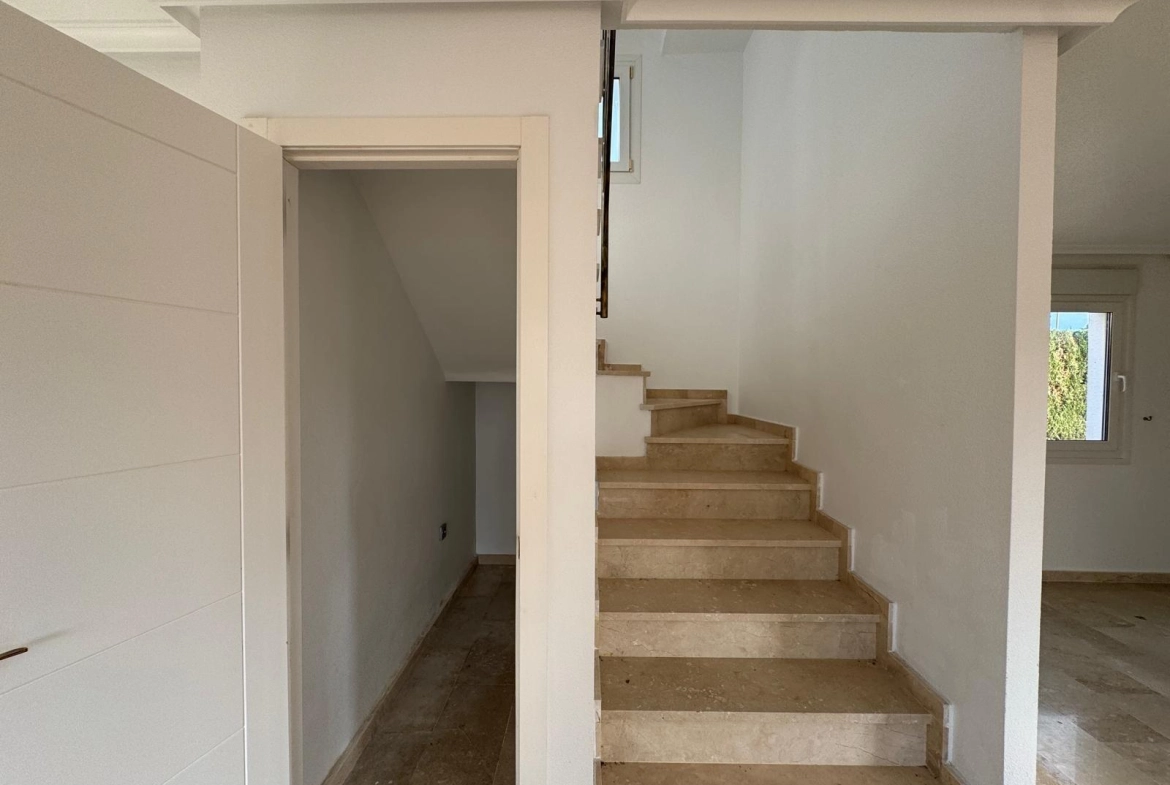VILLA DE OBRA NUEVA CON 430 M2 DE PARCELA. 117 M2 DE CASA. 3 DORM. 2 BAÑOS. PISCINA. SOLARIUM.