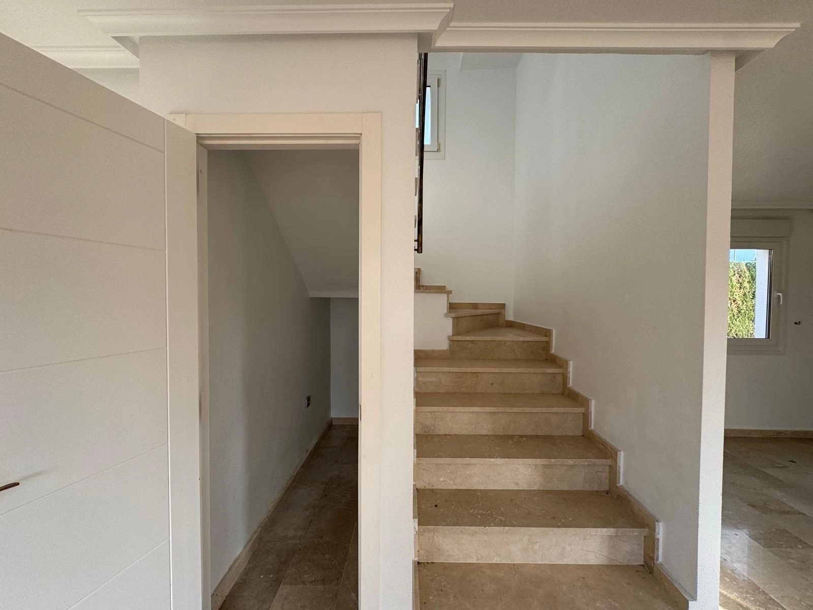 VILLA DE OBRA NUEVA CON 430 M2 DE PARCELA. 117 M2 DE CASA. 3 DORM. 2 BAÑOS. PISCINA. SOLARIUM.