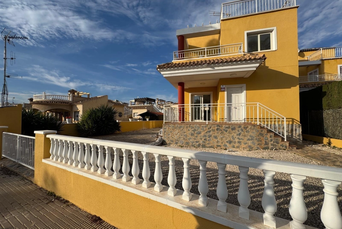 VILLA DE OBRA NUEVA CON 430 M2 DE PARCELA. 117 M2 DE CASA. 3 DORM. 2 BAÑOS. PISCINA. SOLARIUM.