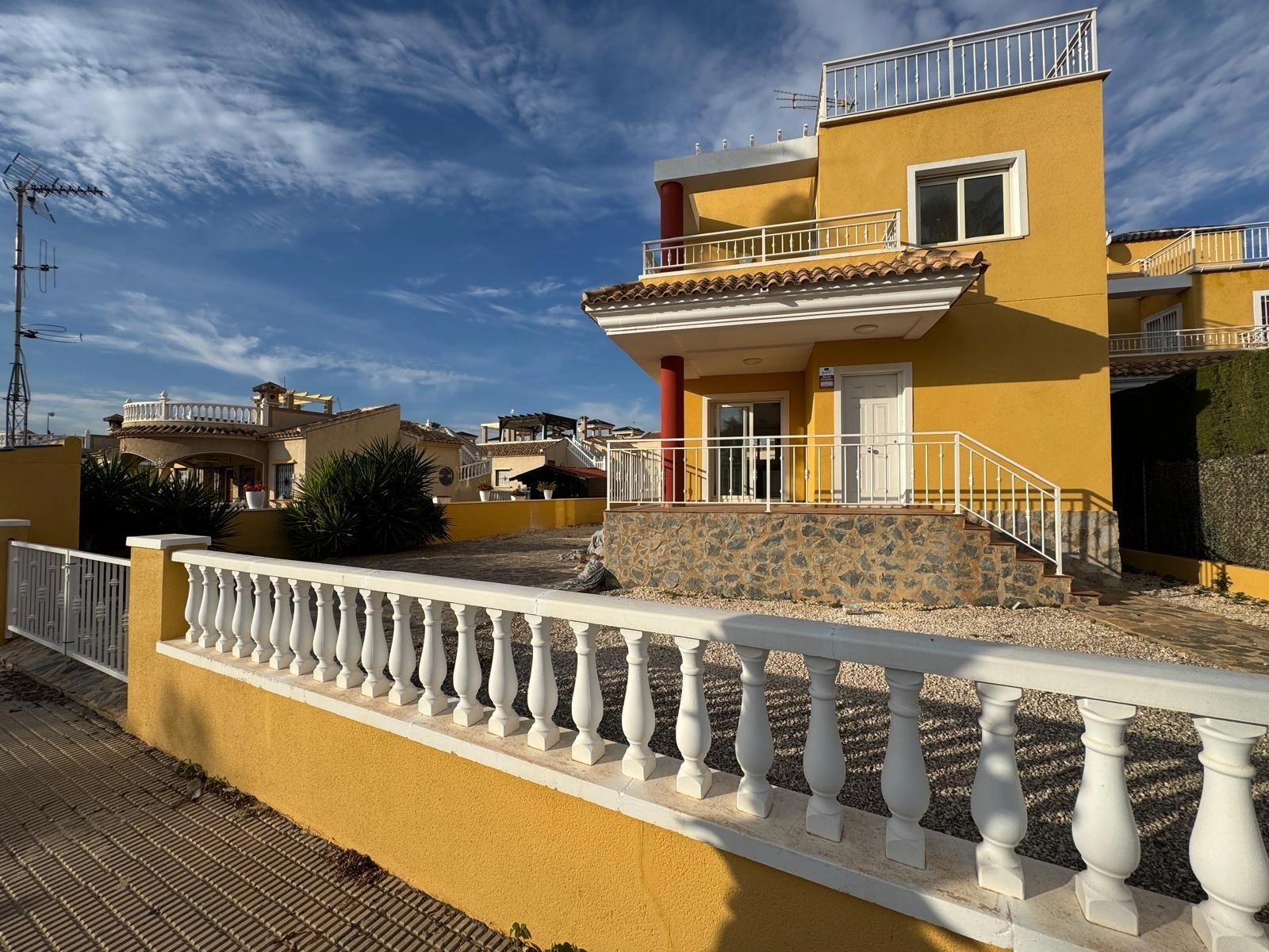 VILLA DE OBRA NUEVA CON 430 M2 DE PARCELA. 117 M2 DE CASA. 3 DORM. 2 BAÑOS. PISCINA. SOLARIUM.