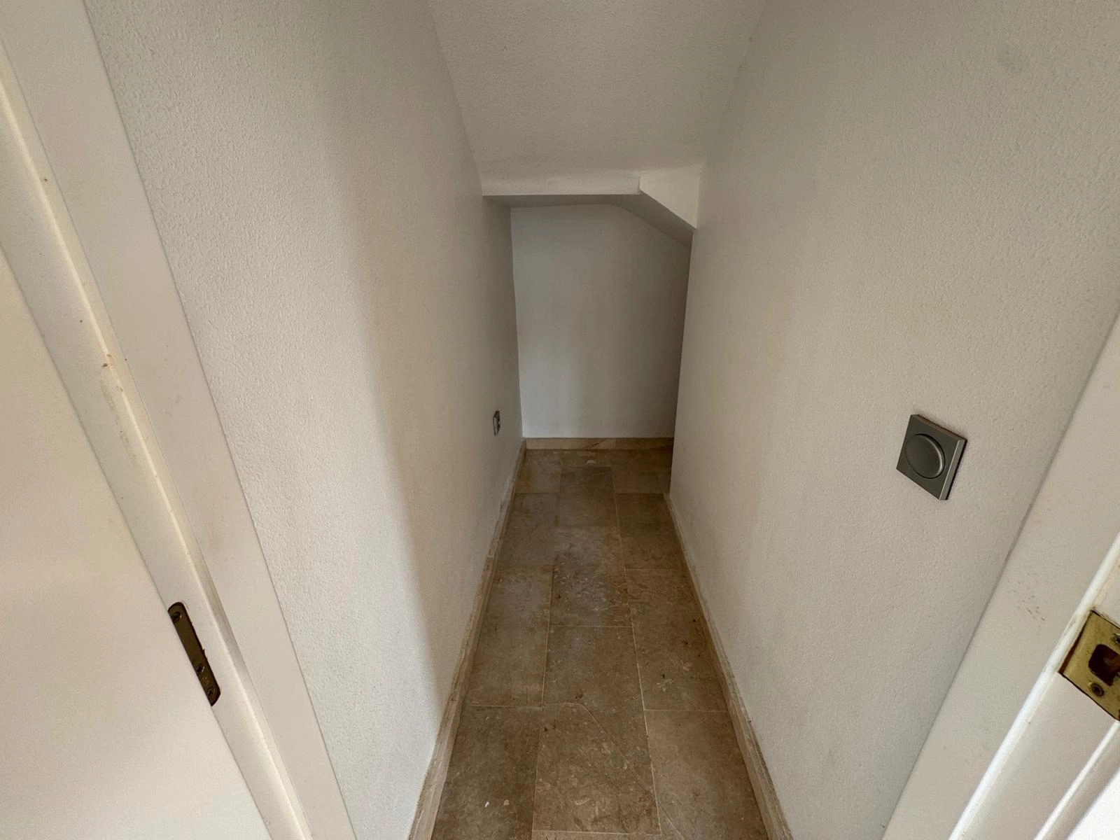 VILLA DE OBRA NUEVA CON 430 M2 DE PARCELA. 117 M2 DE CASA. 3 DORM. 2 BAÑOS. PISCINA. SOLARIUM.