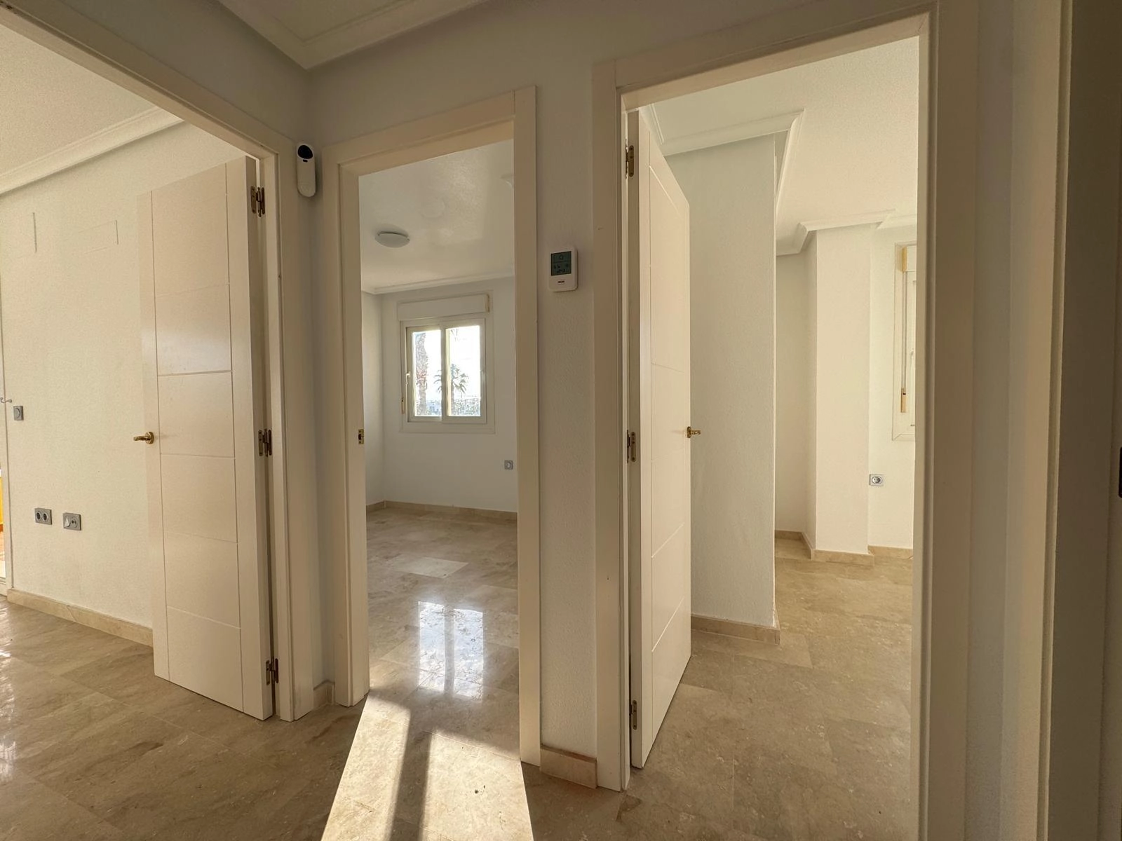 VILLA DE OBRA NUEVA CON 430 M2 DE PARCELA. 117 M2 DE CASA. 3 DORM. 2 BAÑOS. PISCINA. SOLARIUM.