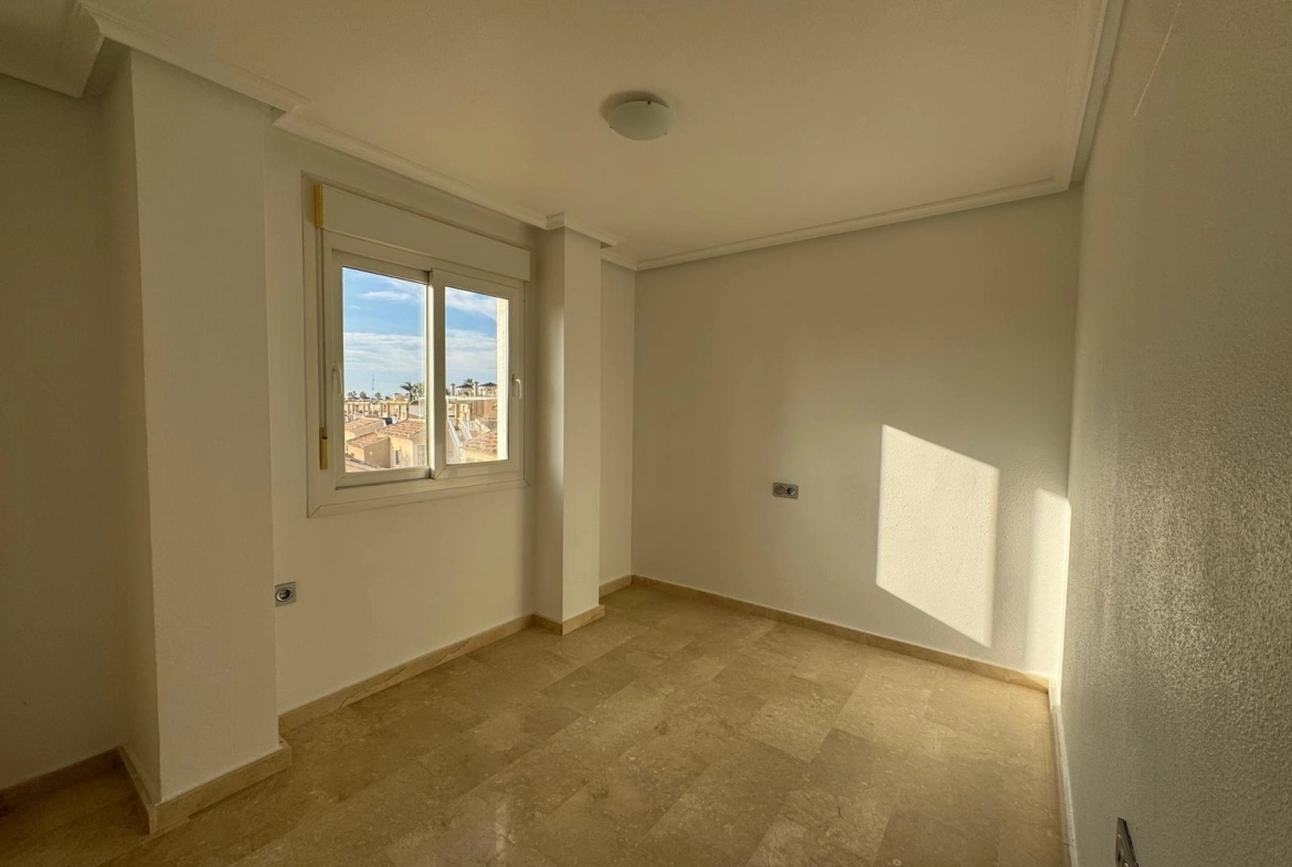 VILLA DE OBRA NUEVA CON 430 M2 DE PARCELA. 117 M2 DE CASA. 3 DORM. 2 BAÑOS. PISCINA. SOLARIUM.