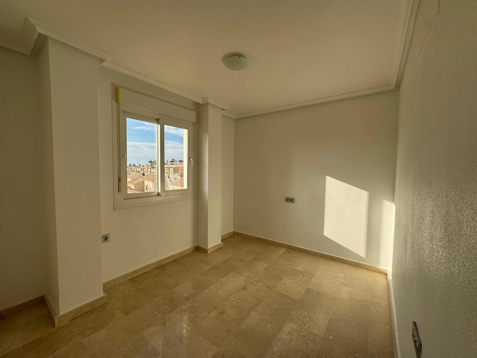 VILLA DE OBRA NUEVA CON 430 M2 DE PARCELA. 117 M2 DE CASA. 3 DORM. 2 BAÑOS. PISCINA. SOLARIUM.