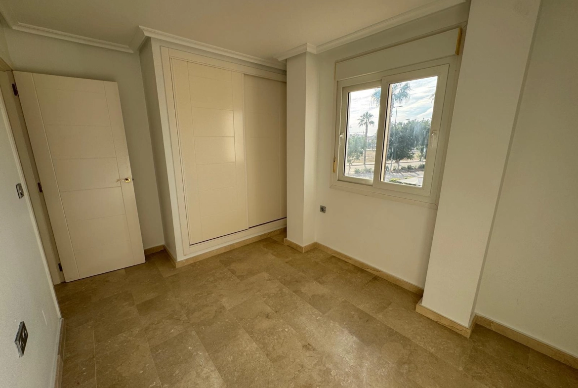 VILLA DE OBRA NUEVA CON 430 M2 DE PARCELA. 117 M2 DE CASA. 3 DORM. 2 BAÑOS. PISCINA. SOLARIUM.