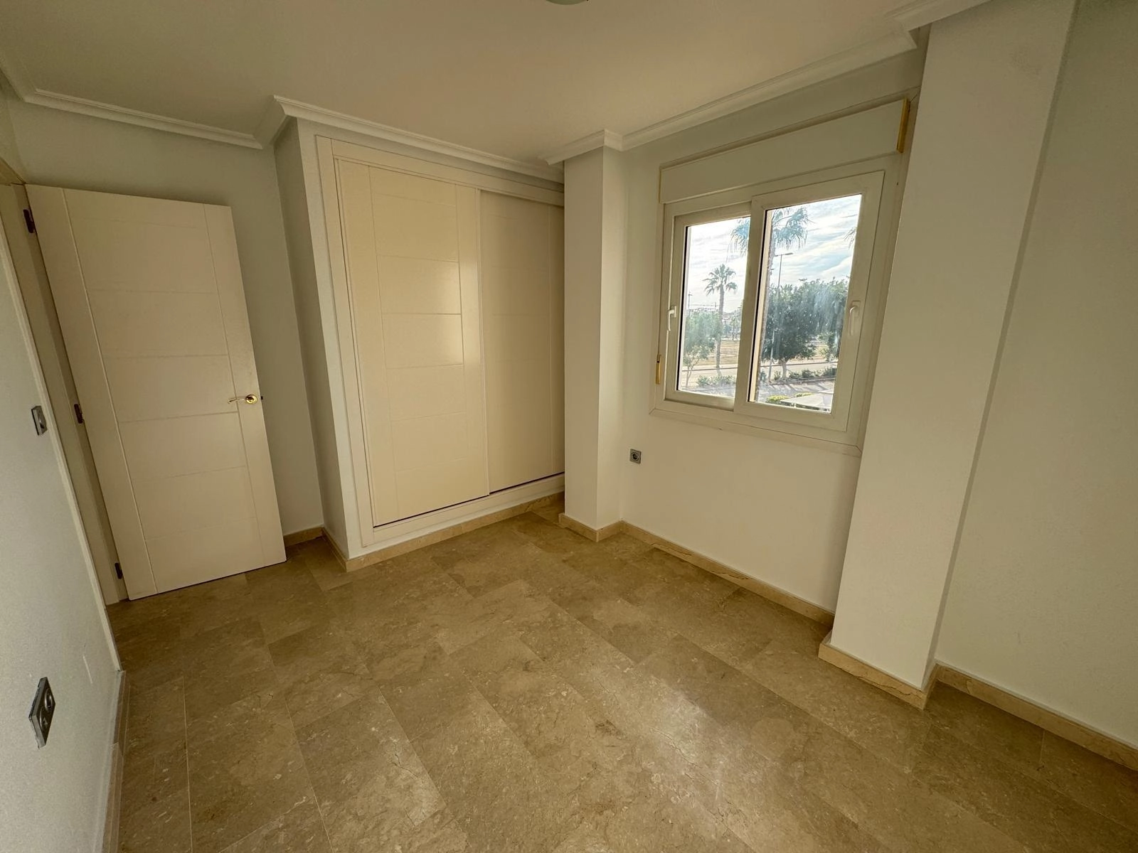 VILLA DE OBRA NUEVA CON 430 M2 DE PARCELA. 117 M2 DE CASA. 3 DORM. 2 BAÑOS. PISCINA. SOLARIUM.