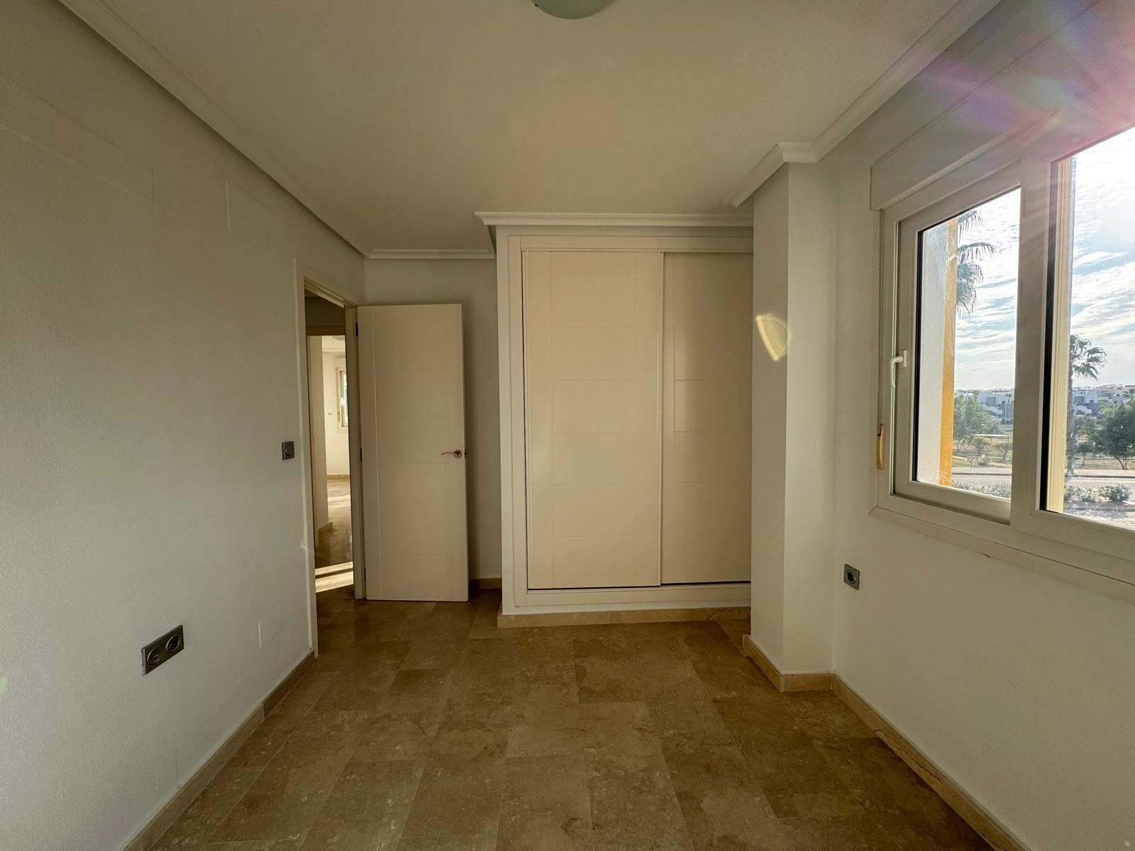 VILLA DE OBRA NUEVA CON 430 M2 DE PARCELA. 117 M2 DE CASA. 3 DORM. 2 BAÑOS. PISCINA. SOLARIUM.