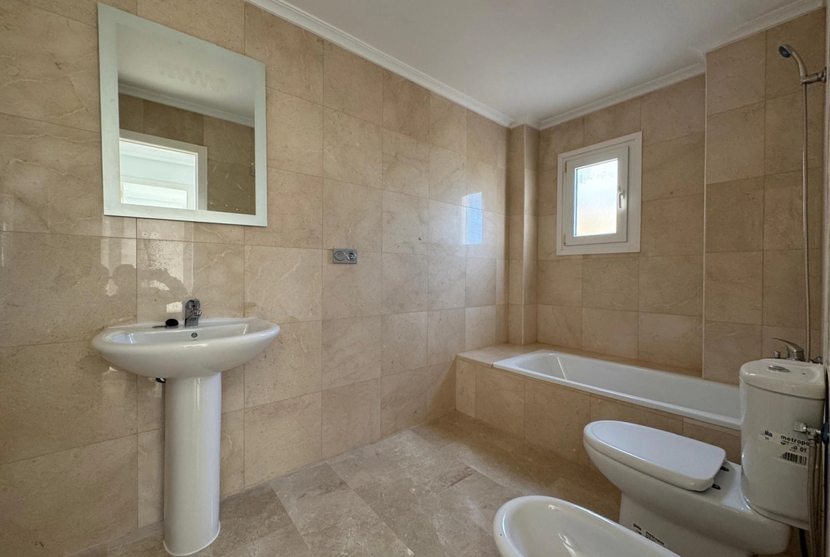 VILLA DE OBRA NUEVA CON 430 M2 DE PARCELA. 117 M2 DE CASA. 3 DORM. 2 BAÑOS. PISCINA. SOLARIUM.