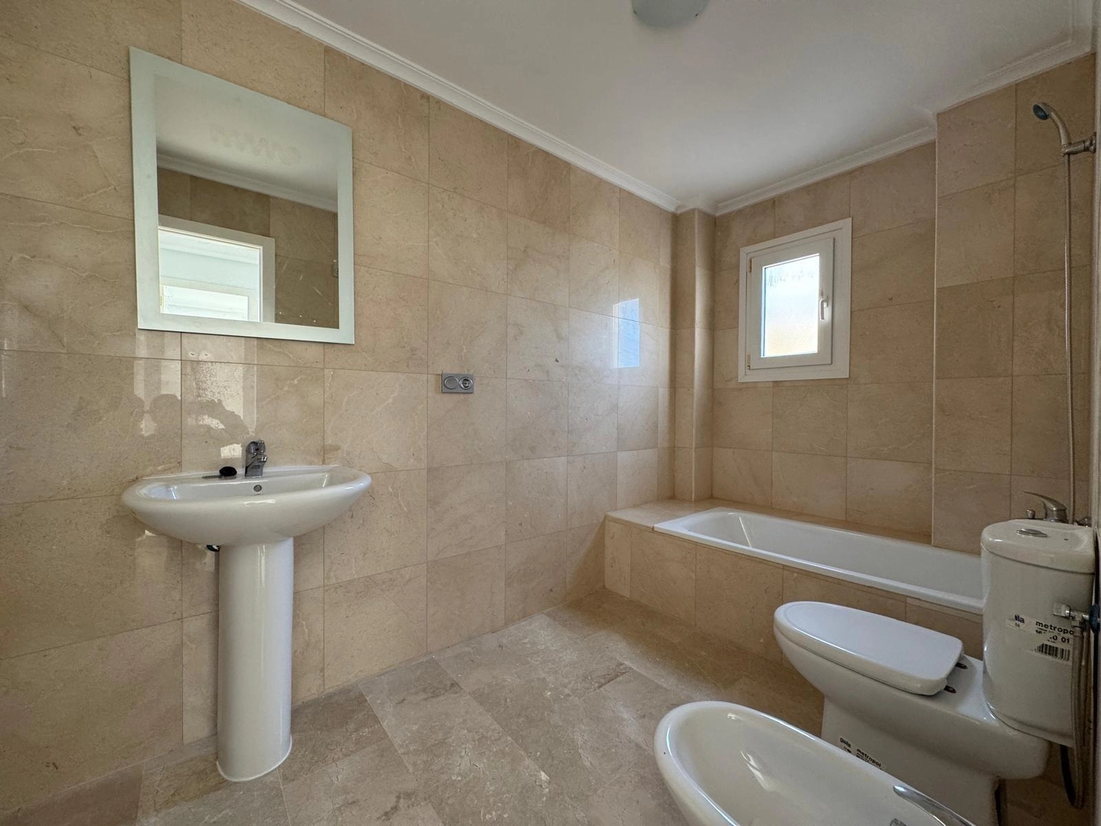 VILLA DE OBRA NUEVA CON 430 M2 DE PARCELA. 117 M2 DE CASA. 3 DORM. 2 BAÑOS. PISCINA. SOLARIUM.