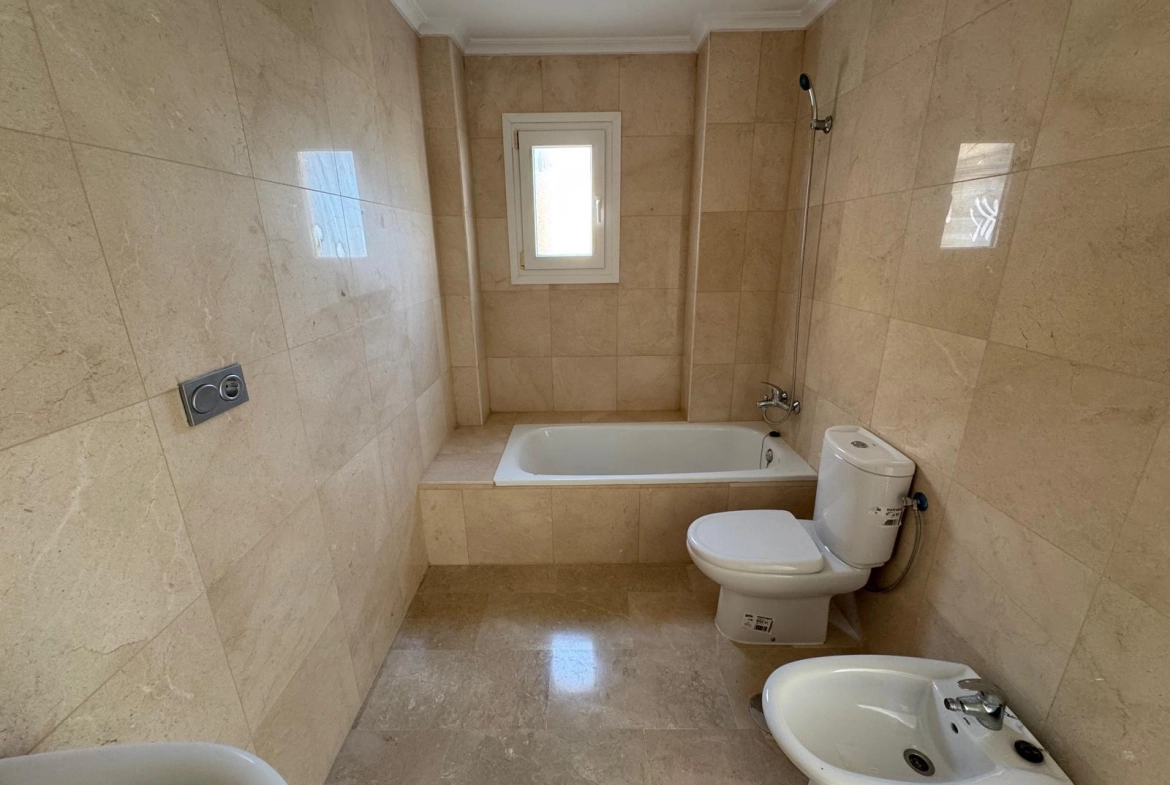 VILLA DE OBRA NUEVA CON 430 M2 DE PARCELA. 117 M2 DE CASA. 3 DORM. 2 BAÑOS. PISCINA. SOLARIUM.