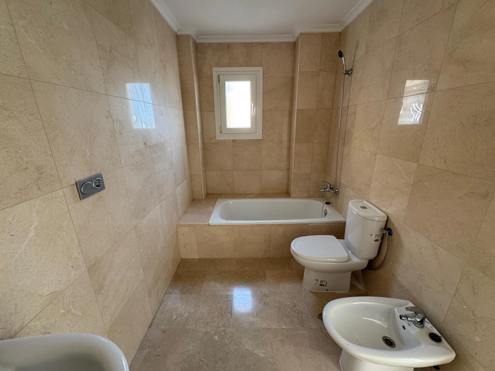 VILLA DE OBRA NUEVA CON 430 M2 DE PARCELA. 117 M2 DE CASA. 3 DORM. 2 BAÑOS. PISCINA. SOLARIUM.