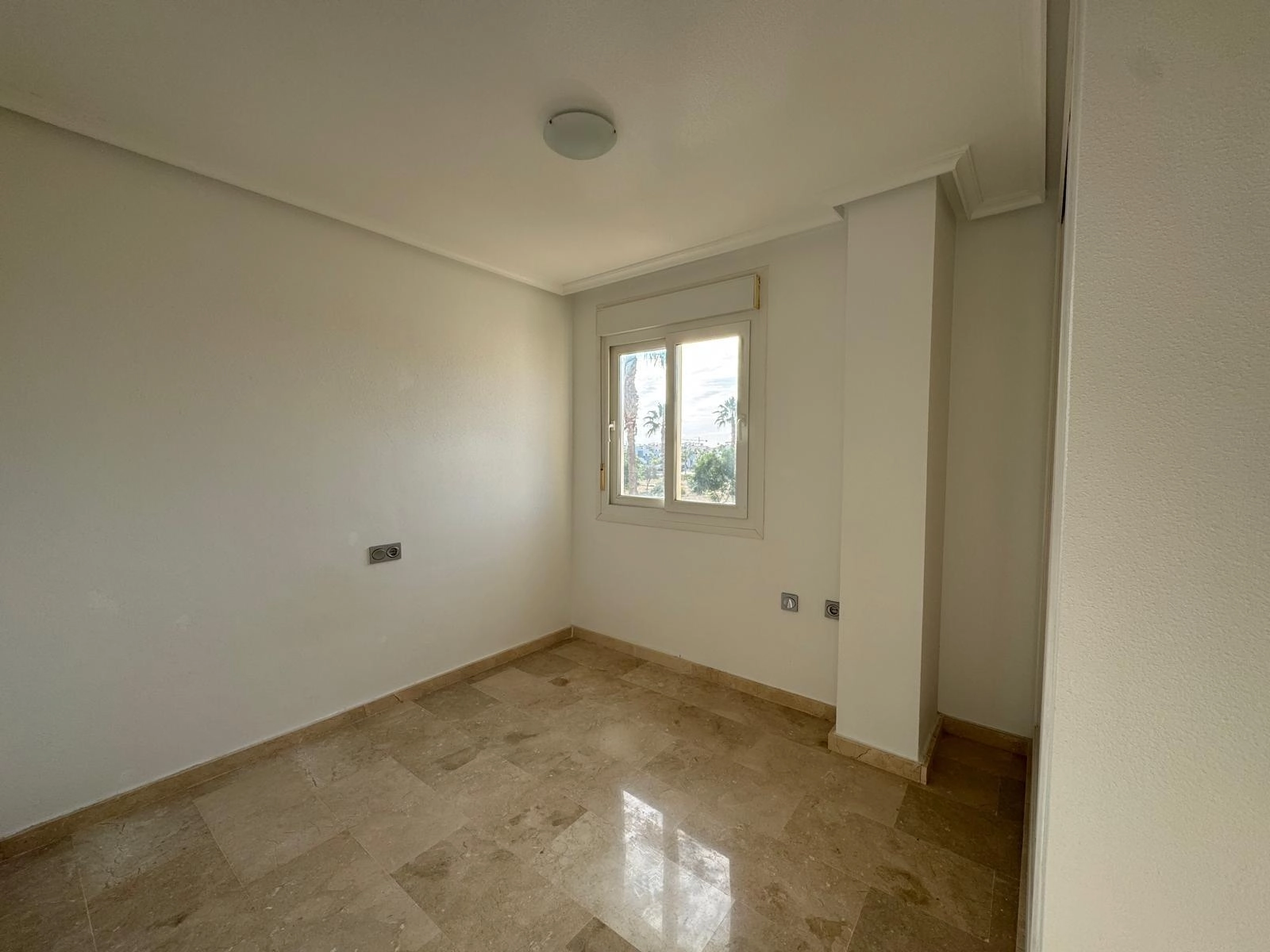 VILLA DE OBRA NUEVA CON 430 M2 DE PARCELA. 117 M2 DE CASA. 3 DORM. 2 BAÑOS. PISCINA. SOLARIUM.