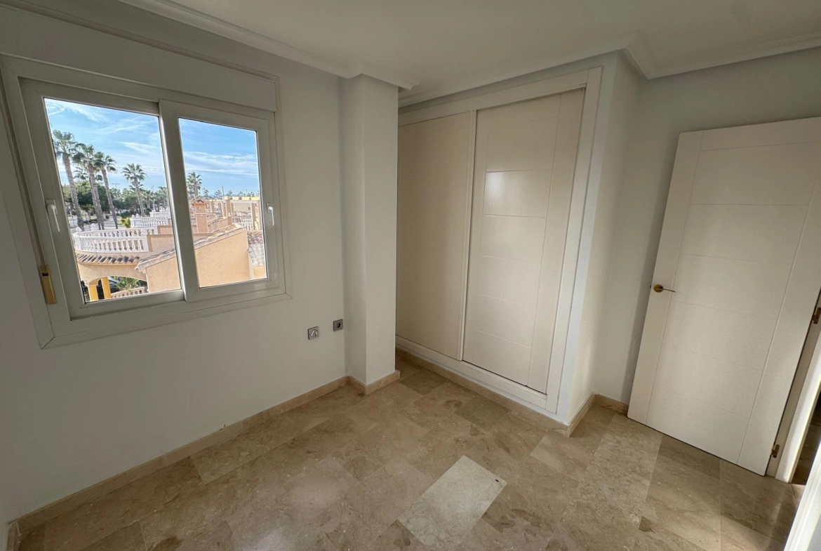 VILLA DE OBRA NUEVA CON 430 M2 DE PARCELA. 117 M2 DE CASA. 3 DORM. 2 BAÑOS. PISCINA. SOLARIUM.
