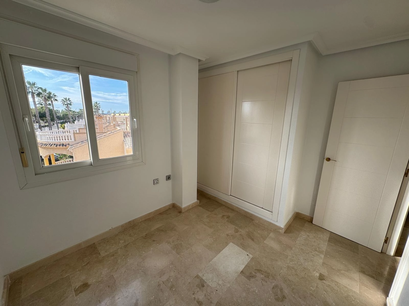 VILLA DE OBRA NUEVA CON 430 M2 DE PARCELA. 117 M2 DE CASA. 3 DORM. 2 BAÑOS. PISCINA. SOLARIUM.
