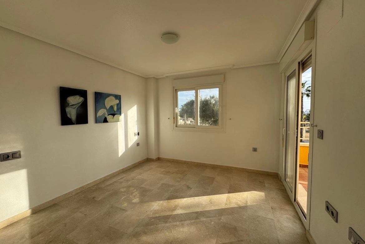 VILLA DE OBRA NUEVA CON 430 M2 DE PARCELA. 117 M2 DE CASA. 3 DORM. 2 BAÑOS. PISCINA. SOLARIUM.