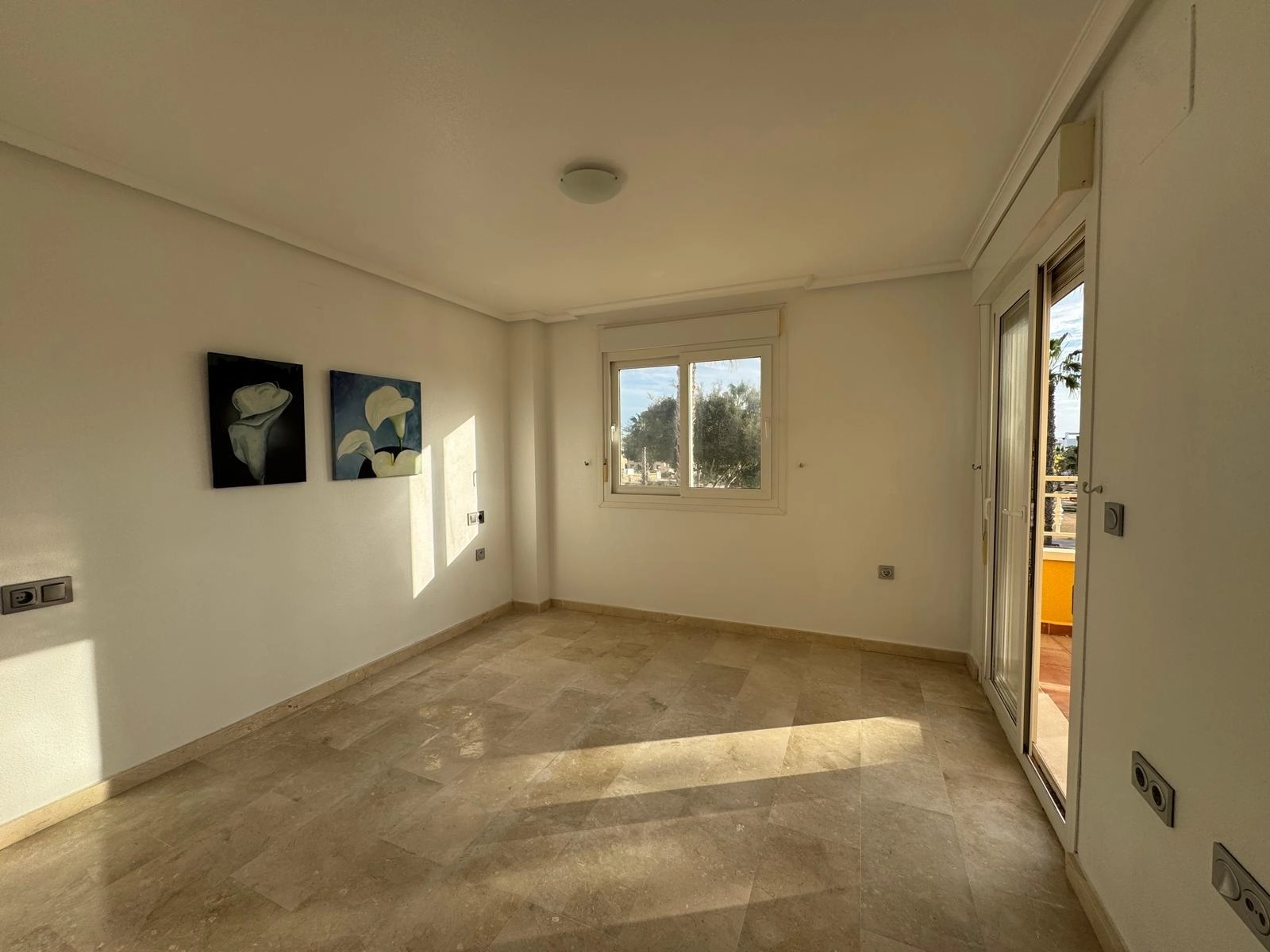 VILLA DE OBRA NUEVA CON 430 M2 DE PARCELA. 117 M2 DE CASA. 3 DORM. 2 BAÑOS. PISCINA. SOLARIUM.